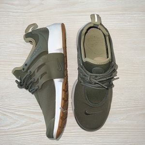 Nike Prestos. Olive green